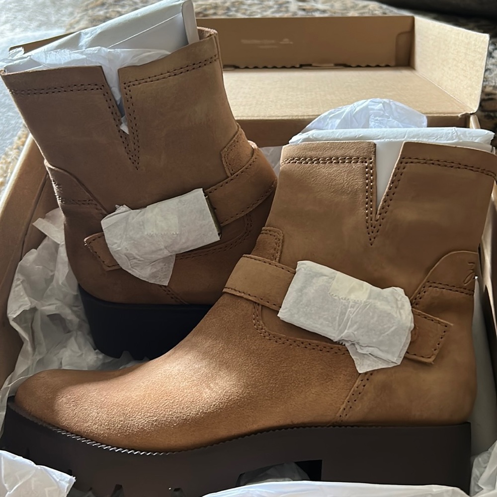Zodiac Miller Harness Lug sole boot. Nubuck leather. Brand new never been worn.